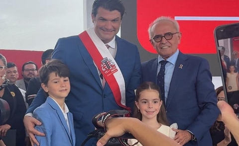 Leo recebeu a faixa de Cícero e se emocionou