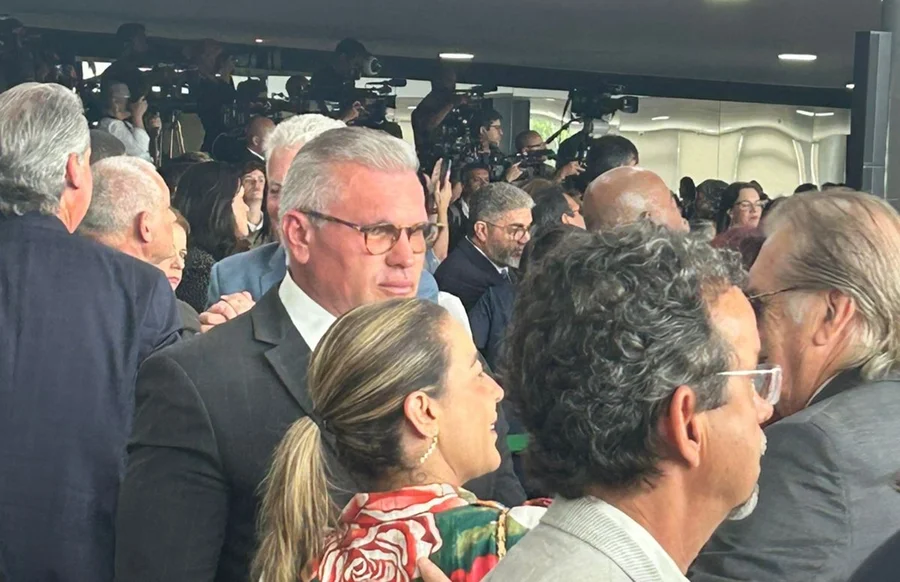 (Foto: Metrópoles) Julian foi se oferecer ao PT