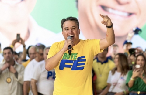 Efraim sobre nas pesquisas e garante presença no segundo turno