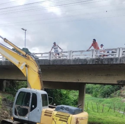 A retroescavadeira j est trabalhando na cidade 