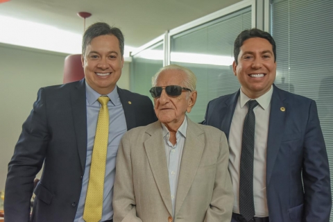Eilzo, ladeado pelo neto Felipe Leitão e Júnior Araújo