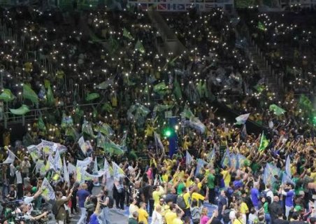 Flávio Bolsonaro tem recepção gigantesca no Rio