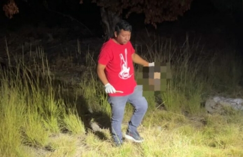 Ao lado da cabeça humana, facões e picaretas