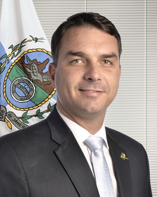Flávio segue liderando pesquisa