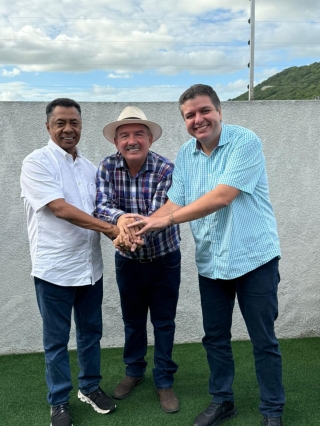Robério Burity, ladeado por Dr. Damião e Diego Tavares
