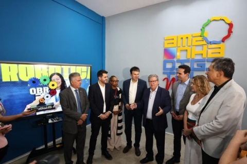 João e ministro entregaram sala digital em Bayeux