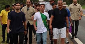 Nikolas recebe adesão de Gayer e de populares