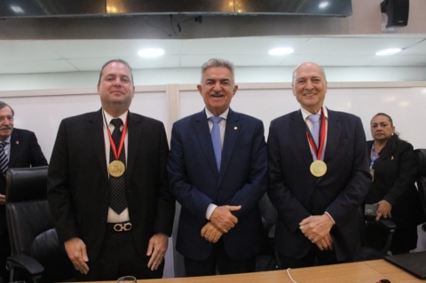 AL homenageou os médicos João e Thiago Modesto