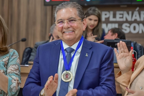 Adriano lidera disputa para deputado estadual