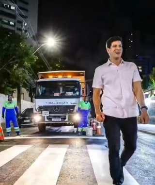 Festa, dancinha e cabelo nevado, as obras de Campos