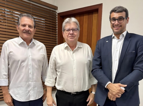 Tião e Chio agradecem a João