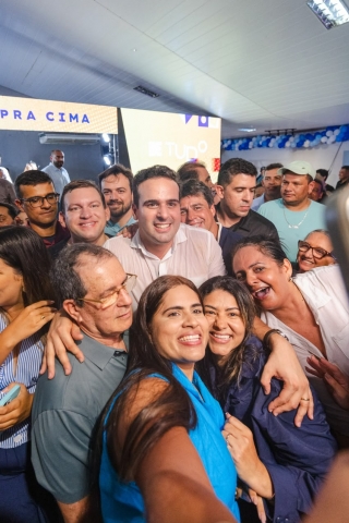 Lucas foi recepcionado por uma multidão