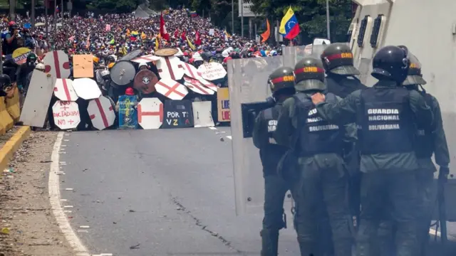 O confronto de manifestantes contra a ditadura de Maduro (Foto imagens google)