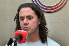 Policial Caio protocola AIJE no TRE contra o senador Veneziano por abuso de poder político