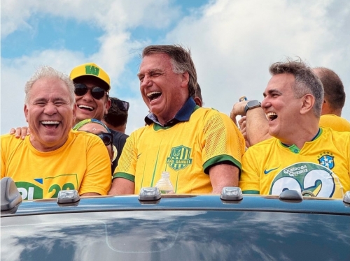 Bolsonaro arrasta multido pelos bairros de Joo de Pessoa em apoio a Marcelo Queiroga